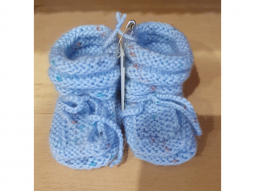 Handgestrickte Baby-Schühchen hellblau..